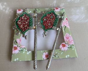 Éventail décoratif artisanal contemporain en argent allemand Meenakari Pankhi Ghunghroo de la collection Aarna, fabriqué au Rajasthan pour les temples - Product Image 4