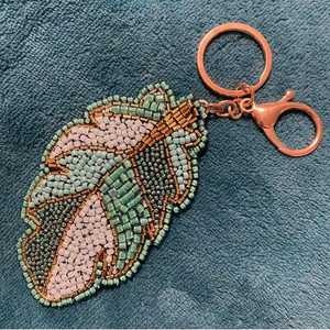 Breloque de sac perlée faite main style bohème, porte-clés écologique tressé motif arbre pour femmes, hommes et amis, article cadeau durable - Product Image 2