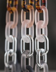 Chaîne en résine, design artistique, décoration d'intérieur, forme personnalisée, technique de moulage, finition décorative, fait main, exotique - Product Image 1