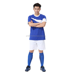 Ensemble de vêtements de sport de football de qualité supérieure, respirant, 100% polyester, personnalisable, maillot et short de football pour la nouvelle saison 2024 - Product Image 4