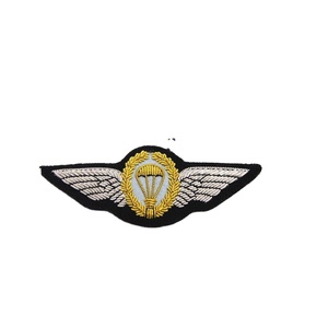 Badge de blazer de luxe en tissu feutre brodé à la main avec fil métallique pour uniformes, mode et usage cérémonial - Product Image 4