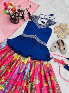 ชุดส่าหรีปักลายสีน้ำเงินของ NiMa Creations ผ้าชีฟอง พร้อมผ้าคลุมไหล่สีชมพู ชุดแต่งงานแบบดั้งเดิมของอินเดียสำหรับเด็กผู้หญิง ทรงปกติ ความยาวระดับเข่า - Product Image 4