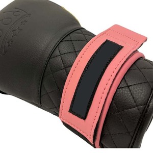 Gants de boxe professionnels noirs avec sangle Velcro rose, logo embossé, cuir, unisexe, pour l'entraînement aux arts martiaux - Product Image 1