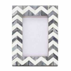 Cadre photo rectangulaire moderne à motif chevron imprimé, gris et blanc, pour décoration intérieure, cadeau décoratif - Product Image 1
