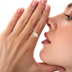 Anillo de compromiso de diamante blanco de corte ovalado en oro amarillo macizo con banda de diamantes pavé en medio de la banda y bisel asimétrico moderno. - Product Image 4