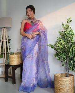 Sari de organza de seda de diseño con hermoso estampado floral, con trabajo de hilo de viscosa en el borde y blusa de seda cruda. - Product Image 4
