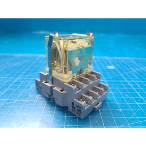 Relé de Potencia de Uso General IDEC RH4B-UL 4PDT, Usado como Pieza de Repuesto para Equipos Semiconductores Antiguos - Product Image 1