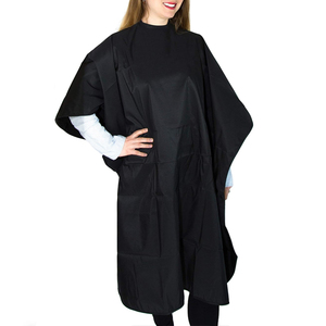 Vente en gros de capes de barbier personnalisées avec logo, noires, écologiques, en polyester imperméable, pour salons de coiffure, de haute qualité, pour adultes - Product Image 6