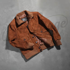 Chaqueta de aviador de cuero de gamuza marrón coñac premium para hombre - Bomber de piel de cabra auténtica con ribete acanalado y bolsillos tipo cargo - Product Image 2