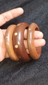 Bracelets en bois artisanaux de qualité supérieure pour femmes et filles, breloques en laiton, revêtement spécial pour une longue durée de vie, parfaits pour toutes les occasions - Product Image 2