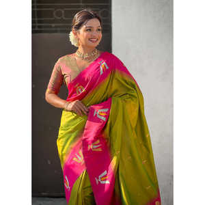 Sari Tradicional Surindio Verde de Seda Suave con Bordado Zari y Contraste de Tilak, Ropa India y Pakistaní de la Marca Elite Weaves - Product Image 3