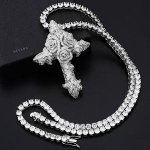 Colgante Cruz de Rosas - Colgante de Plata 925 con Diamante Moissanita, Colgante Cristiano Totalmente Adornado, Joyería Hecha a Medida con Piedras Engastadas a Mano - Product Image 2