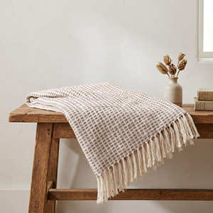 Manta de Algodón Suave Color Terracota para Sofá y Cama con Textura Tejida, Acabado con Flecos y Estilo Rústico Cálido para el Hogar - Product Image 6