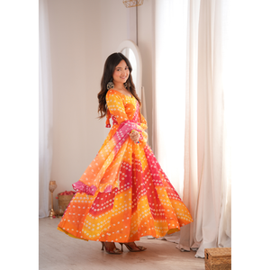 Ensemble de robe Kali en organza Tebby imprimé festif avec dupatta décorative assortie de quatre mètres pour célébrations féminines - Product Image 6