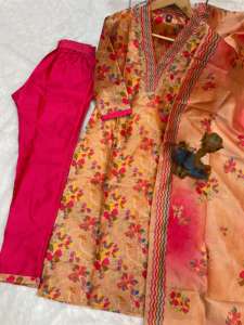 Kurti traditionnel fait main avec pantalon droit et dupatta à imprimé numérique - Product Image 3