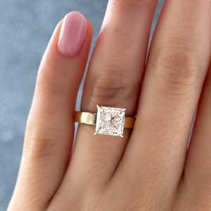 Bague de fiançailles solitaire en or massif 14K 18K avec diamant de laboratoire taille princesse, large bande plate audacieuse de 3,5 mm, 3 carats, prix d'usine - Product Image 6