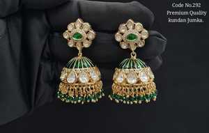 Boucles d'oreilles Jhumka Kundan plaquées or, en laiton, ethniques, florales, pour mariée, pour mariage, fête, cadeau - Product Image 3