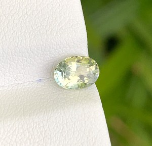 Saphir naturel chauffé jaune-vert ovale de Madagascar, pierre précieuse en vrac pour joaillerie fine - Product Image 1