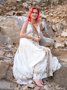 Vestido maxi bohemio de algodón crudo con bordado tribal, estilo halter sin espalda, para playa o boda, de algodón khadi premium transpirable. - Product Image 5
