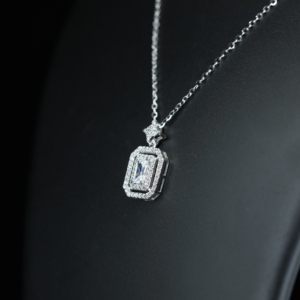 Collar de Plata 925 con Dije de Moissanita Corte Esmeralda y Diamantes Finos para Mujer - Product Image 2