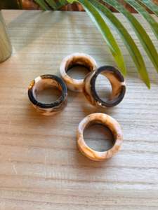 Juego de 4 Anillos para Servilletas de Resina Vintage, Diseño Marmoleado Marrón y Crema, Decoración de Mesa, 4.5 cm de Ancho - Product Image 1