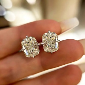 Boucles d'oreilles clous pour femme en argent sterling 925, design tendance, moissanite 4,0 carats, taille coussin vintage 8x10mm, 4 griffes, blanc/jaune - Product Image 3