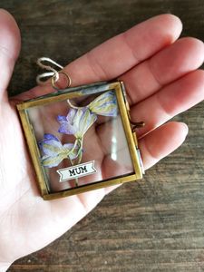Cadre photo flottant en laiton antique en gros, ornement décoratif suspendu pour la décoration intérieure, cadeau personnalisé, motifs pour maman - Product Image 1