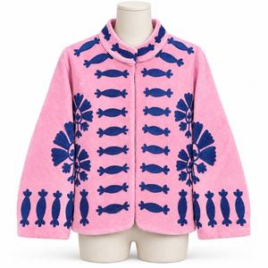 Veste élégante en velours rose avec broderie suzani bleue, col rond, manches longues, vêtement ethnique | Mode festive de créateurs - Product Image 1