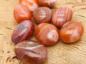 Pierre précieuse cornaline rouge de qualité supérieure 20-30mm, pierres roulées sculptées Feng Shui Reiki, provenant d'Aashim Agate, Gujarat - Product Image 3