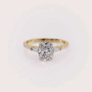 Bague de fiançailles avec diamant de laboratoire taille coussin et pierres latérales en or blanc/jaune et rose 18 carats - Product Image 6