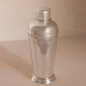 Shaker à cocktails classique en argent avec gravures décoratives complexes – Essentiel élégant pour barman, conçu pour les occasions sophistiquées - Product Image 6