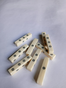 Dés en os polis faits à la main, artisanaux indiens, écologiques, forme carrée moderne, pièces de jeu artisanales naturelles, objets d'art de collection pour jeux de dés - Product Image 1