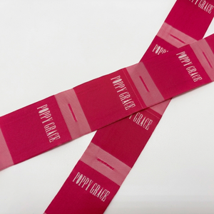 Étiquettes tissées personnalisées avec des détails de qualité supérieure, idéales pour les marques de vêtements, les vêtements, les produits faits à la main, les sacs, les accessoires et les textiles. - Product Image 1