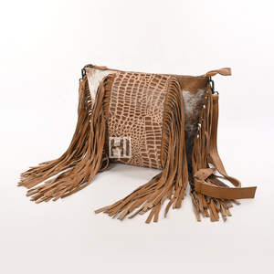 Bolso Bandolera de Cuero Vacuno con Patrón de Cocodrilo y Flecos - Product Image 2