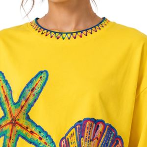 เสื้อยืดโอเวอร์ไซส์สีเหลืองลายกราฟิกผู้หญิง พิมพ์ลายมหาสมุทรสีสันสดใส เสื้อผ้าลำลองสไตล์สตรีทแวร์ ผ้าฝ้าย ใส่สบายสำหรับฤดูร้อน ทรงหลวม รับผลิตตามแบบ OEM ODM ขายส่ง - Product Image 5