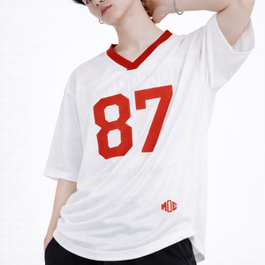 Camiseta de fútbol americano estilo B2B, de malla oversize, cuello en V, con estampado de número personalizado, ligera, para equipos, producción OEM a granel. - Product Image 2