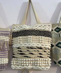 Sac fourre-tout bohème tissé à la main en gros |   Sac à bandoulière en coton avec pompons et franges |   Sac de plage en macramé rayé - Product Image 1