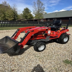Tracteur à roues 4x4 Massey Ferguson GC1725M haute performance, moteur 70 CV, boîte de vitesses, pompe - Haute productivité, qualité supérieure, rapide - Product Image 3