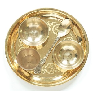 Juego de thali de latón grabado, platos pequeños, cuencos, cuchara, vaso, para rituales de culto hindú en templos, compacto, decorativo, tradicional, elegante - Product Image 1