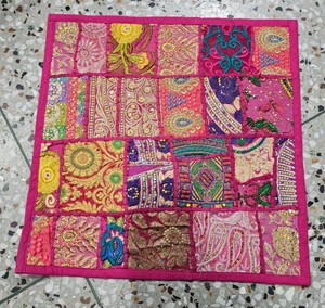 Funda de Cojín Tradicional de Algodón con Parches, Funda de Almohada Bordada a Mano Khambadia, Proveedor Mayorista de Textiles Étnicos para el Hogar - Product Image 2