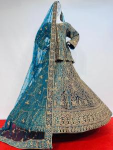 Lujoso conjunto de Lehenga nupcial Peplum de terciopelo con piedras Zarkan pesadas Dupatta nupcial completa y Lehenga acampanado para boda y fiesta - Product Image 3