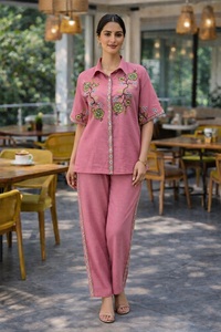 Collection de tenues coordonnées pour femmes de qualité supérieure, avec manches courtes, disponibles pour le bureau et les soirées, à prix abordable. - Product Image 5
