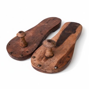Pantuflas de Madera Marrón Hechas a Mano, Khadau Paduka, Calzado Tradicional de Madera Unisex para Meditación, Templo, Hogar, Aniversario, 2 Piezas - Product Image 1