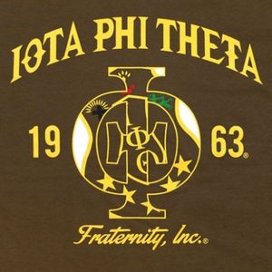 Camiseta gráfica Iota Phi Theta 1963, color marrón dorado, ropa griega, camiseta de fraternidad, algodón de primera calidad, estilo clásico y elegante - Product Image 2
