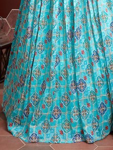 Robe de demoiselle d'honneur bleue brodée en soie à séchage rapide, style crop top et lehenga turquoise coupe trapèze, bretelles spaghetti, longueur ras du sol, naturelle - Product Image 5