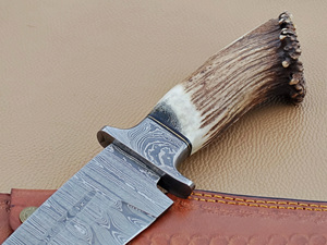 Couteau de chasse à lame fixe en acier Damas personnalisé, pointe clip, bord droit, avec manche en corne de cerf et étui en cuir, pour survie en extérieur - Product Image 4