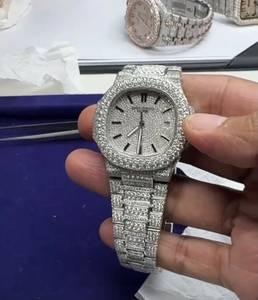 นาฬิกาข้อมือผู้ชาย Gulrez Gems รุ่น Ice Cubes ประดับเพชร ชุบโรเดียม ฝังเพชรแบบ Pave Setting โลหะผสมมีค่า แสดงวันที่ - Product Image 2