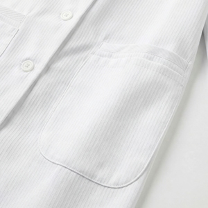 เสื้อกาวน์ลายทางสีขาว |   เสื้อกาวน์แพทย์มืออาชีพ |   เสื้อคลุมแล็บลายทางแขนยาว |   ผู้ผลิต OEM ตามสั่ง - Product Image 4