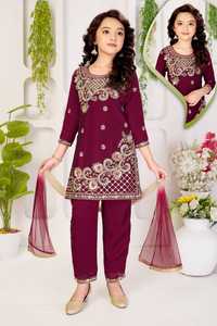 Ensemble Sharara pour filles Rani Girls, broderie ethnique, travail miroir, couleur bordeaux, en georgette |   Vêtements ethniques indiens |   Fête de mariage festive - Product Image 1