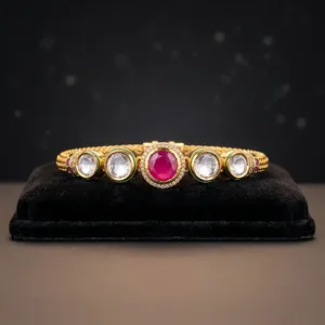 Bracelets de mariée traditionnels indiens Kundan Kada en laiton, imitation diamant et perle, autres plaqués pour femmes - Product Image 1